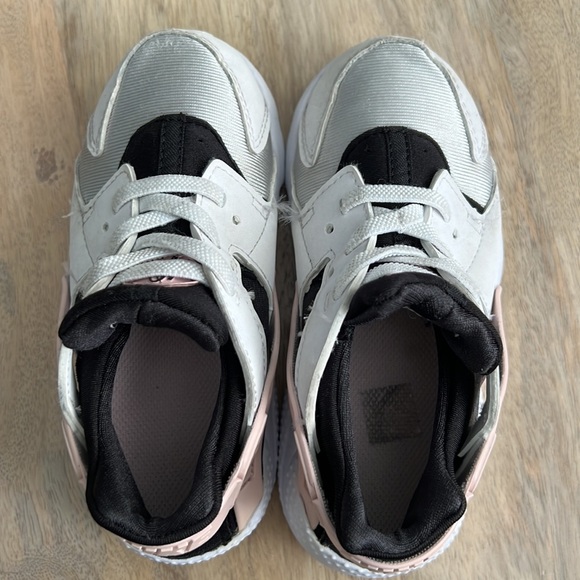 NIKE Huarache Sneakers - Picture 9 of 9